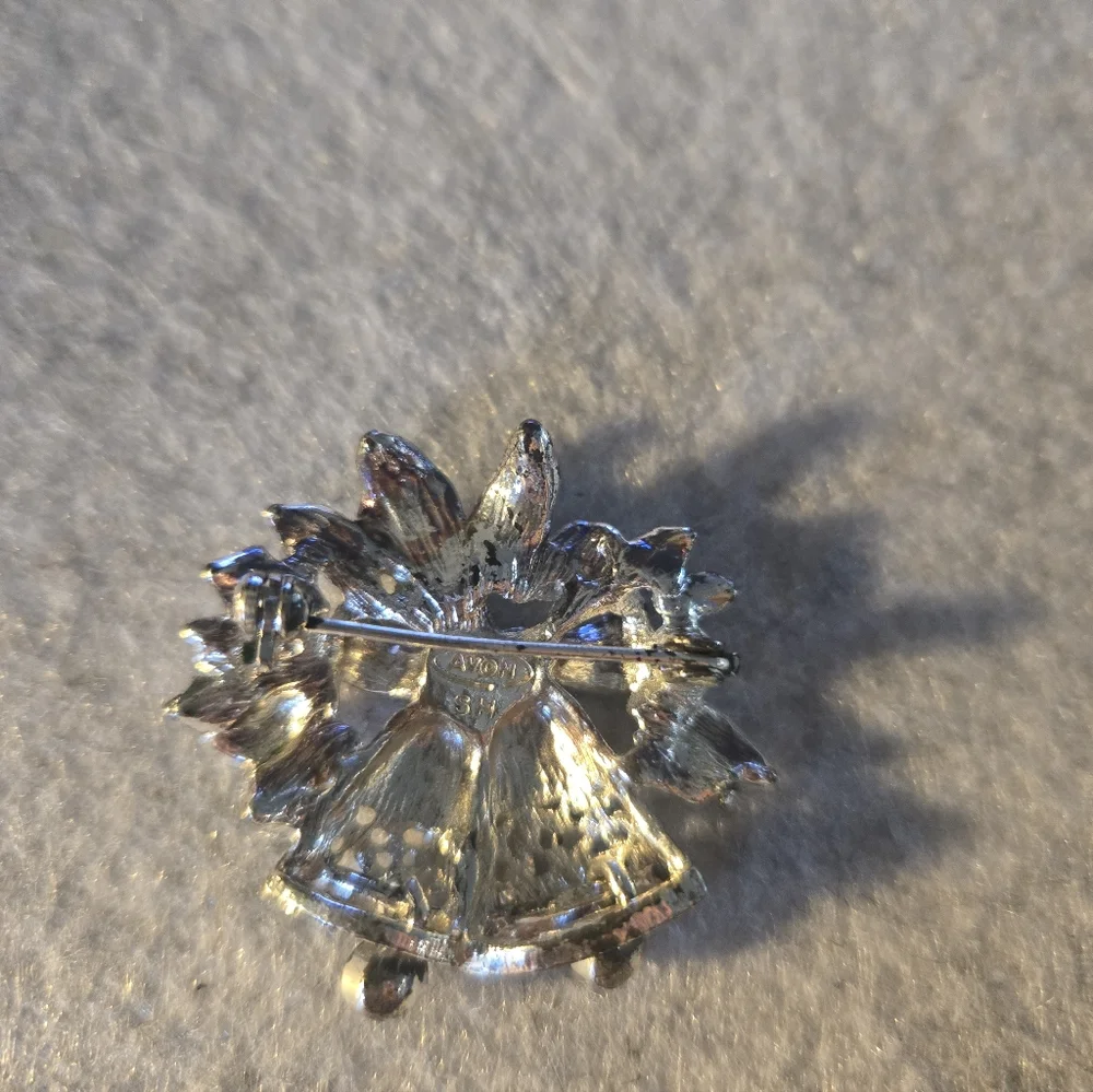 Avon Christmas Pin Red Green Silvertone 1.50 X 1.50